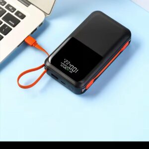 Batterie externe BOXUY BY-M58, ultra-mince et portable, avec charge rapide Type-C bidirectionnelle, affichage LED et câbles intégrés. Disponible en plusieurs couleurs.