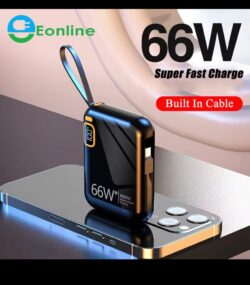 Batterie externe portable noire avec câble intégré, affichage numérique 100% et inscription "66W Super Fast Charge" sur fond de smartphone doré.