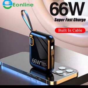 Batterie externe portable noire avec câble intégré, affichage numérique 100% et inscription "66W Super Fast Charge" sur fond de smartphone doré.